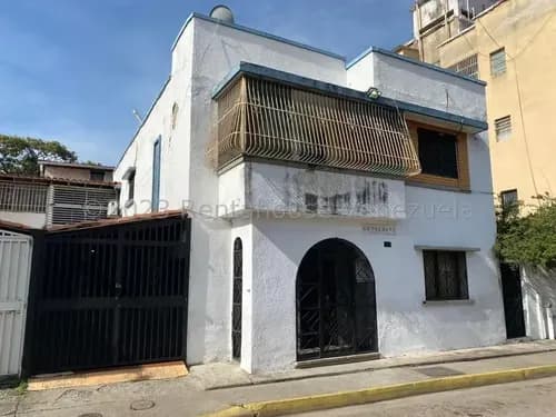 Los Chaguaramos !! Casa Comercial O Residencial 237 M2 Terreno, 353 M2 Const., 7 Hab, 3 Baños, 2 Pe. Amplio Frente Y Alta Visibilidad Comercial. Facilidad Descarga De Camiones. Excelente Ubicación !!