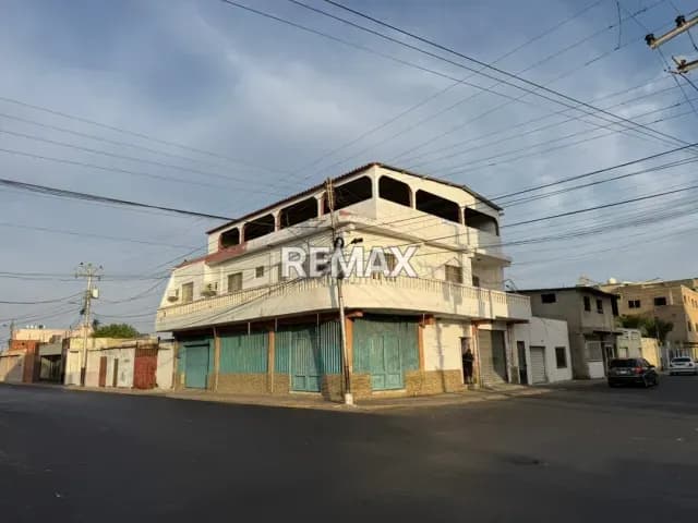 En Venta Edificio Comercial y Residencial Calle Garcés con Bolivia centro de Punto Fijo