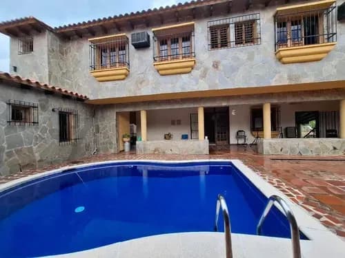 Majestuosa Casa Quinta De Esquina En 4 Niveles Con 637 M2 De Construcción, Piscina Privada, Bar Y Tanque De 15.000 Litros Ubicación De Élite En Calle Cerrada, Urbanización La Viña Rc:321369