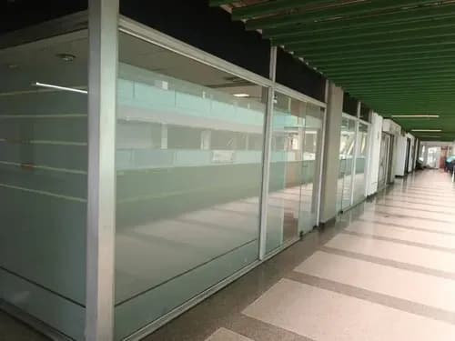 Centro Comercial Paseo Las Industrias Mtr: 77,26 C/u Ambas Con: *baño *área De Faena *cocina En Mampostería *depósito *techos Raso *aire Acondicionado Integral. *electricidad 110 Y 220 *pisos D
