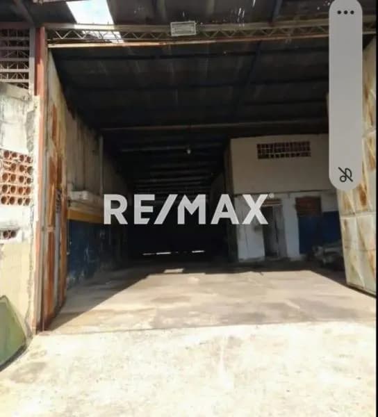 Galpón a pie de calle en venta Av. Fuerzas Armadas