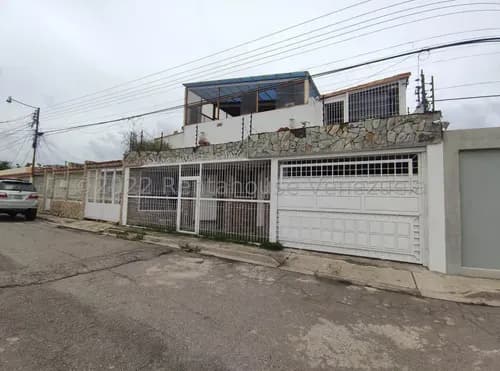 Casa En Venta En Valle Lindo Turmero De Dos Pisos Amplia Cómoda Con Terraza Parrillera Seguridad Agua Nela 25-15289