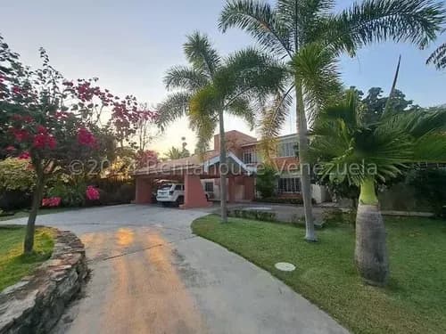 Desiree Cárdenas Vende Hermosa Casa Con 4.418 M2 Con Unos Grandiosos Jardines Para Disfrutar De Los Atardeceres