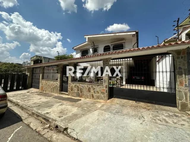 Excelente oportunidad de inversión casa de 453 mts² Urbanización Las Chimeneas