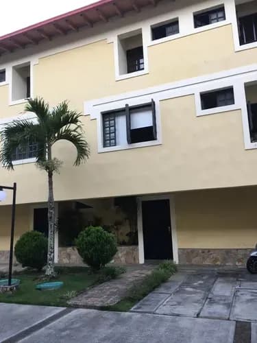 Lindo Twon House De 3 Niveles. Con Lindo Jardín. Conjunto Cerrado Con Vigilancia Y Tiene Pozo De Agua. 2 Puestos De Estacionamiento