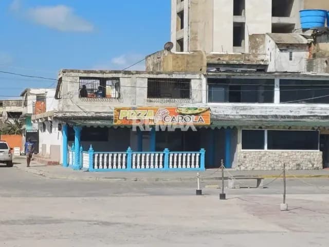 SE VENDE CASA CON FIN DE LOCALES COMERCIAL 180M2 FRENTE AL MALECON DE CHICHIRIVICHE FALCON