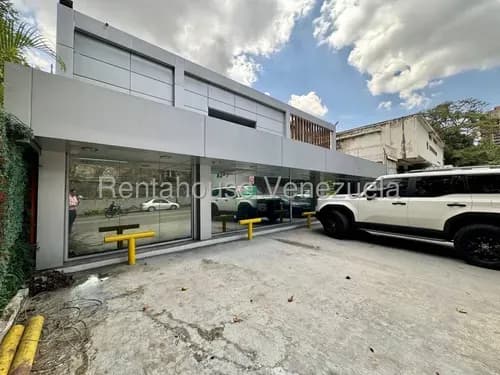 Casa Comercial En Plena Principal De Chuao Con Estacionamiento 26-6237 Cv