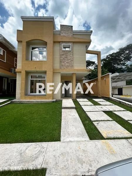 EN VENTA TONWHOUSE EN LOS RAUSEOS, EL LIMON