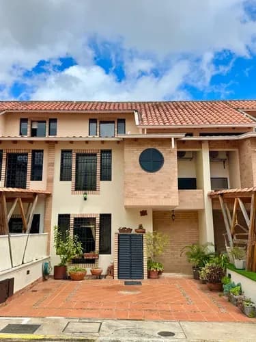 En Venta Casa De 3 Niveles En Urbanización Terrazas De La Castellana