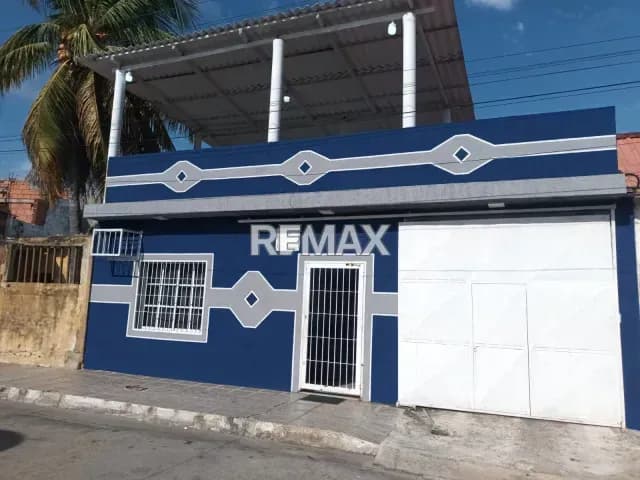 En Venta: Amplia Casa de Playa a tan solo pasos del malecón – Chichiriviche, Falcón.