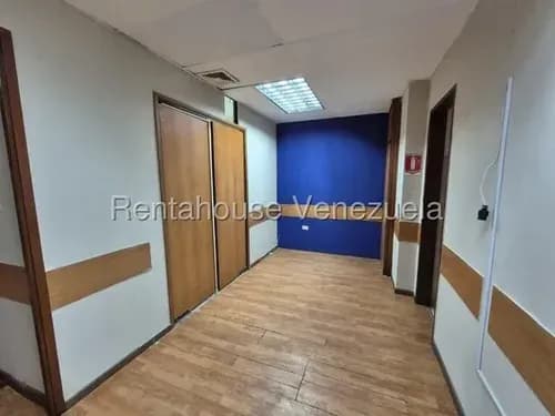 Gabriela Irastorza Alquila Hermosa Oficina En Barquisimeto Centro Este, Cod 26 14228, Con Mas De 60m2, Posee 3 Consultorios, 3 Baños En Optimas Condiciones.