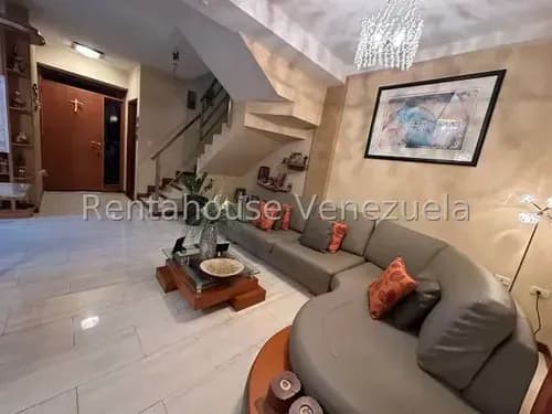 Townhouse En Venta Hermoso Con Patio Interno En Manantial Naguanagua Diana C, 25-5526