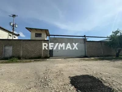 Se vende Galpón 2.400m2 Parque comercio Ind. Aeropuerto, Flor Amarillo