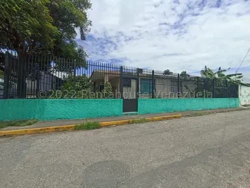 Bray Montoya Vende Hermosa Casa En Barquisimeto Zona Oeste, Posee 434m2, 4 Puestos De Estacionamiento Ideal Para Remodelar Al Gusto!