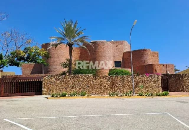 CASA EN ALTOS DE LA URB PARAISO, ESCULTURA HABITABLE CON VISTA A LA BAHIA DE PAMPATAR, OBRA DEL ARQUITECTO JULIO MARAGALL, MUNICIPIO MANEIRO