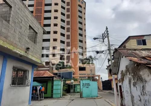 En Venta Terreno Con Casa Residencia Y Local Comercial En Casco Central De Tucacas
