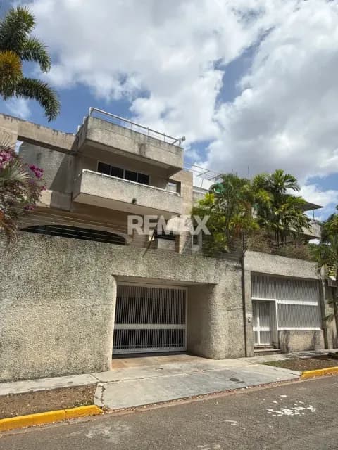 Se Vende Casa de Esquina Altos de Guataparo Bifamiliar pisos en Mármol Estilo Romano Doble Cocina Imponente Propiedad