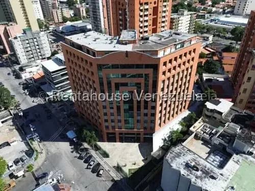 Maritza Lucena Alquila Amplia Oficina En Torre Empresarial Al Este De Barquisimeto, Cód. 26-8174, Vigilancia 24/7, Ideal Para Desarrollar Tu Actividad Comercial.
