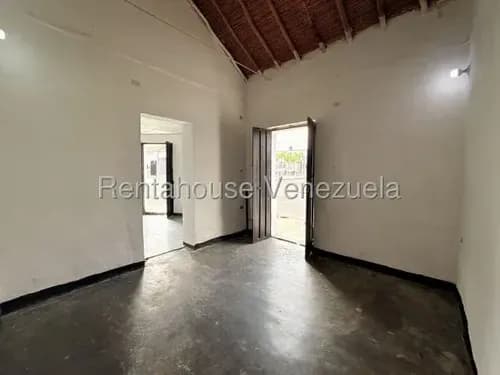 Daniela Linarez Alquila Local Comercial A Pie De Calle, En Esquina Con Espacio Abierto Que Permite Adaptar El Local A Distintos Tipos De Negocios En El Centro De Barquisimeto