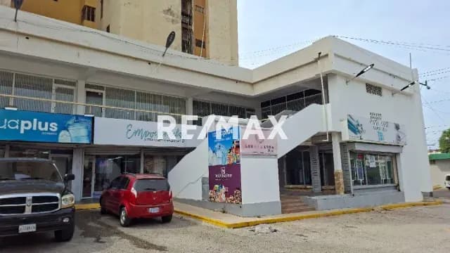 Local C.C Torre 8 Av. 8 (Sta Rita) con Calle 68
