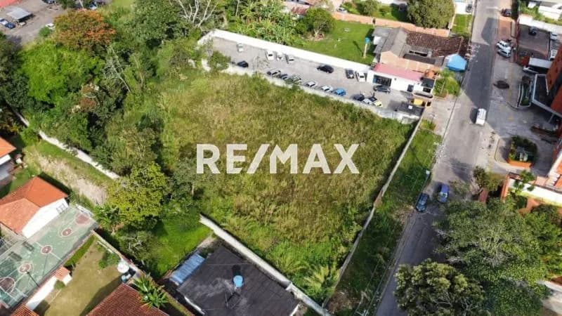 SE VENDE EXCELENTE TERRENO Constructores e Inversiónistas Terreno Totalmente plano y en la zona de mayor desarrollo y revalorización de San Cristóbal Avenida Principal de Pueblo Nuevo