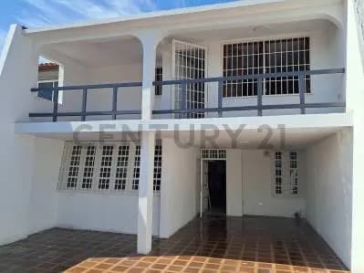 Se vende Town House en Urb. Lago Marbeach. Maracaibo