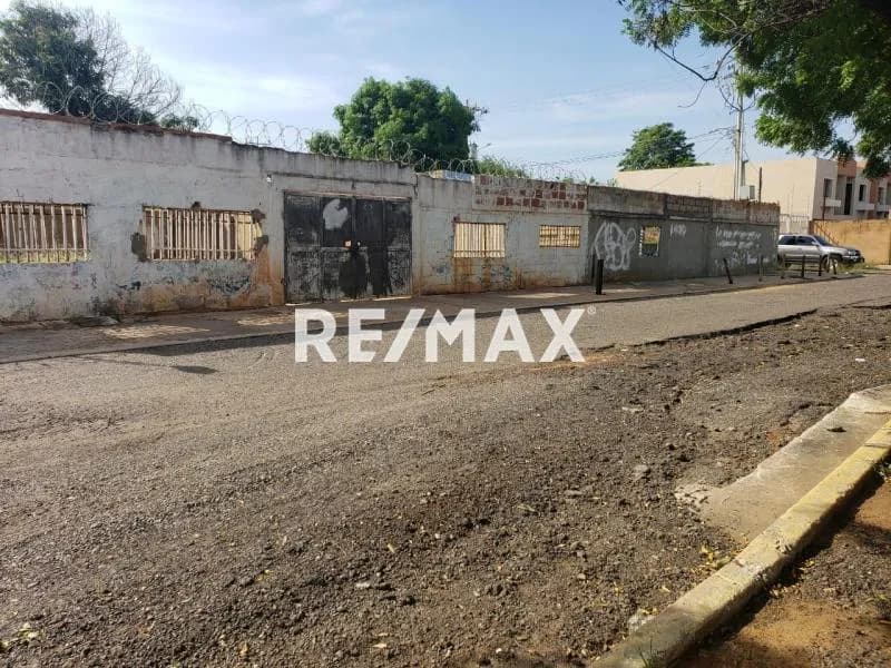 Terreno con casa Comercial en la California