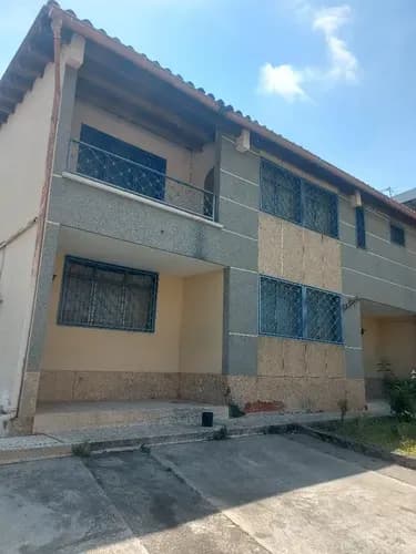 Casa De 400 Mts Y 1.050 De Terreno 6hab 5b 6 Puestos