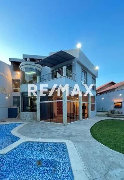 Casa en Venta en Altos de Guataparo con Vistas Impresionantes a la Montaña