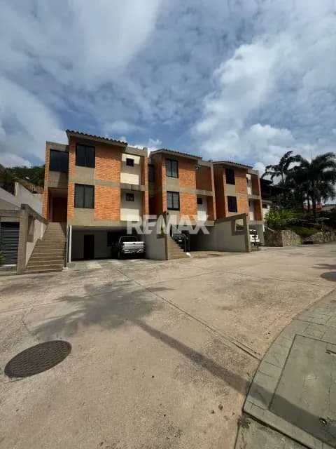 En venta exclusivo Townhouse en Villa Capri - Altos de Guataparo Valencia