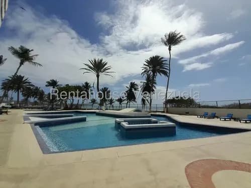 Apartamento A Pasos De La Playa La Caracola Y Acceso Directo Al Mar, Excelente Condominio Con Piscina Ubicado En Pb. Excelente Opción Por Ubicación Estratégica Para Vacacionar O Rentar. Mas