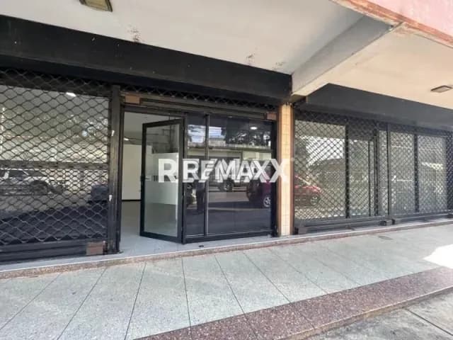 EN ALQUILER ESTRATÉGICO LOCAL CON UN ÁREA DE 144 M2