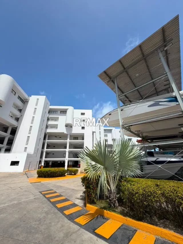 EN VENTA APARTAMENTO AMOBLADO CON MARINA EN EDIFICIO GRAN MARINA TUCACAS