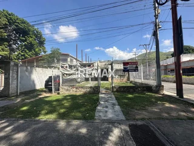 VENDO AMPLIA CASA CON LOCAL COMERCIAL