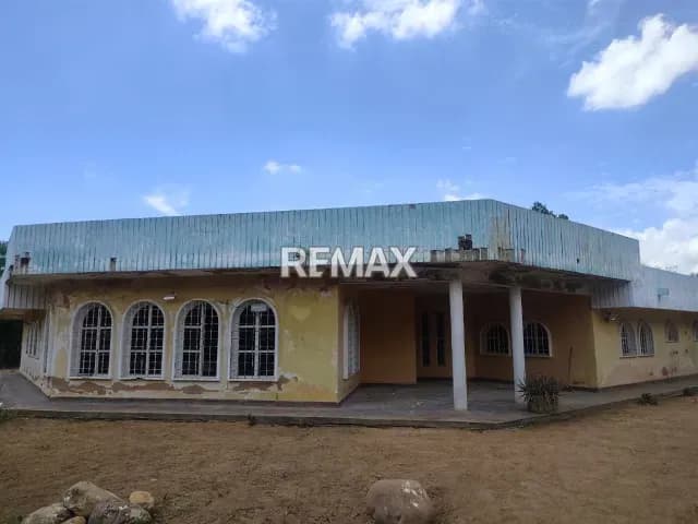 CASA PARA REMODELAR CON TERRENO EN MARACAIBO COUNTRY CLUB