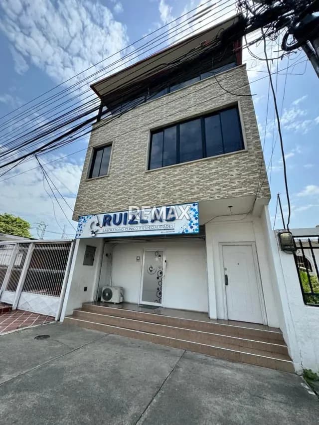 En Venta Edificio de 3 niveles ubicado en Guanare, Av. 1 del Sector La Comunidad, Guanare, Portuguesa, Venezuela