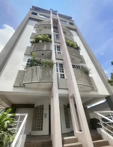 Venta De Apartamento En El Paraíso Piso Bajo Ascensor Privado Baja Densidad 198 M2 Con 3 Puestos Zona Tranquila Cerca De Todo