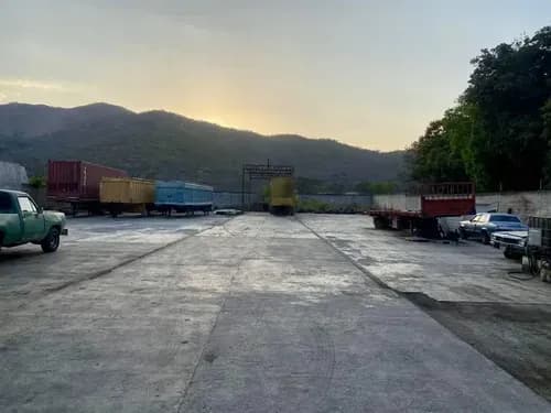 Se Vende Exclusivo Terreno De Uso Comercial O Industrial Variante San Diego. Rg.portón De Seguridad 2850 Mts De Terreno 110 Mets Cuadros De Construcción Para Uso De Oficinas O Casa