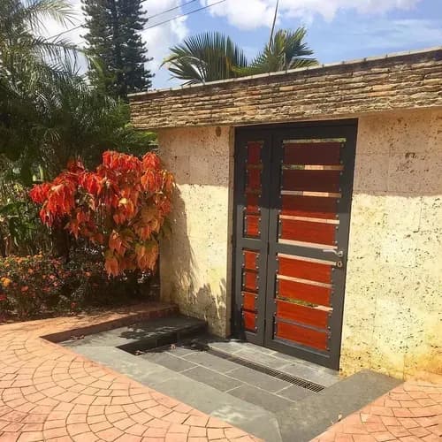 Imponente Joya Arquitectónica De Lujo Con Espectacular Diseño Y Excelente Parcela En Venta Urbanización El Solar (guataparo), Vía Hato Roya Lb-ind