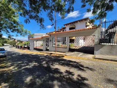Karen García Vende Hermosa Casa Con Gran Potencial Al Este De Barquisimeto, Ideal Para Remodelar Y Convertir Los Espacios En El Hogar De Tus Sueños.