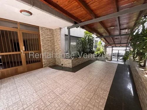 ## Maria Elena Oropeza## Vende ¡oportunidad En El Este! Apartamento 110 M2 A Remodelar A Tu Estilo / Con Una Ubicación Premium / Asegurando Plusvalía Y Rentabilidad / Nueva Segovia, Lara#26-19192/