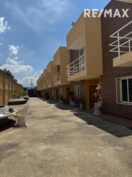 En venta increíble oportunidad de Townhouse en obra gris ubicada en el Oeste de Barquisimeto