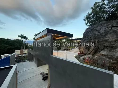 Casa Completamente Remodelada Y A Estrenar, En Calle Cerrada Prados Del Este Yf