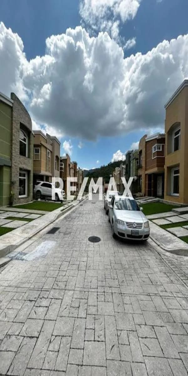 EN VENTA TONWHOUSE EN LOS RAUSEOS, EL LIMON