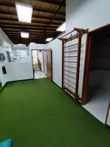 Local En Alquiler Distribuido En Siete 07 Cubículos Ideal Para Profesionales De La Salud Ubicado En San Antonio De Los Altos
