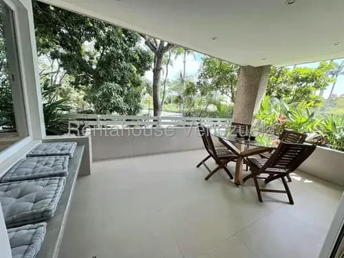Af- Apartamento En Venta En La Castellana, Amplio, Con Terraza, Remodelado, Edificio Con Pozo De Agua, Planta Eléctrica, Gimnasio, Jardines Y Puestos De Visitantes