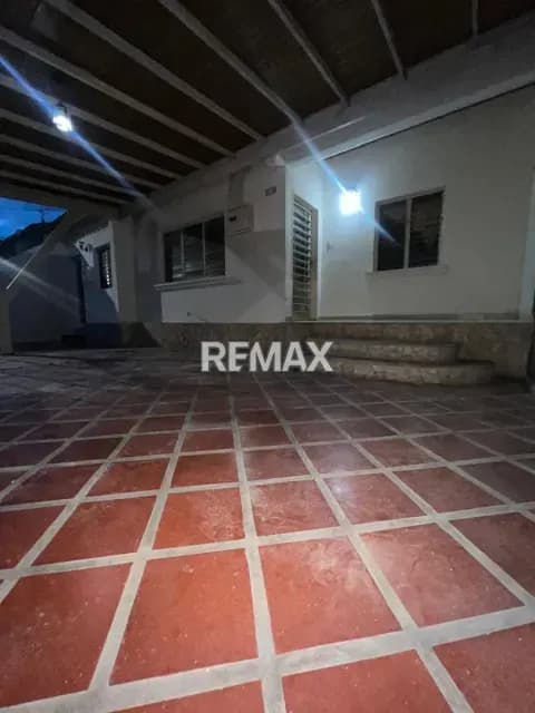 EN ALQUILER CASA UBICADA EN RESIDENCIAS BUCARE, LA MORA, CABUDARE