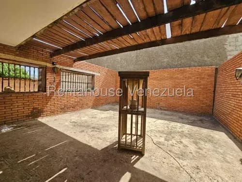 Amplia Casa En Venta En Avenida Independencia Cerca De La Ciudad Deportiva # 26-20320