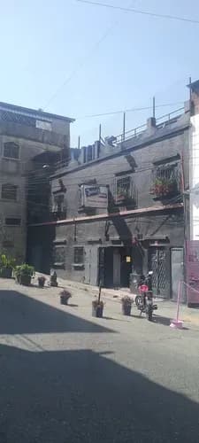 Casa En Venta Con 3 Locales Comerciales Y Apartamento