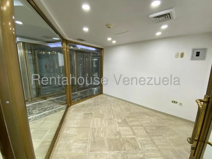 Comercial (Local Comercial) en Alquiler en Chuao, Distrito Metropolitano